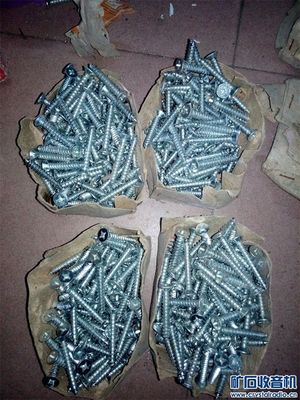 庫存五金雜件的多樣選擇 從釘子到螺絲，窗鉤及其他雜件